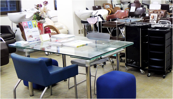 �uBG LOUNGE�v�J�ƁE�o�c���k�R�[�i�[