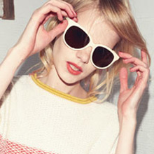 No.12 LEFT:Skirt 8,820yen / Sunglasses 2,310yen / Shoes 13,860yen&nbsp;RIGHT:Knit 8,820yen / Skirt 8,820yen / Sunglasses 2,310yen