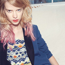 No.13 Jacket 15,750yen / Bare top 6,930yen / Skirt 9,870yen / Shoes 10,920yen