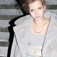 No.20 Coat 27,300yen / Bustier 2,940yen / Pants 8,820yen (Early spring) / Necklace 3,360yen / Belt 4,830yen / Bag 7,770yen / Shoes 9,870yen