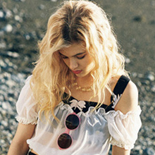 Blouse　12,200 yen＋TAX / Pants　9,400 yen＋TAX / Necklace　5,200 yen＋TAX / Earrings　3,200 yen＋TAX / Sunglasses　2,800 yen＋TAX / Shoes　10,400 yen＋TAX