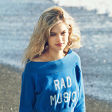 Tops　7,400 yen＋TAX / Skirt　13,200 yen＋TAX / Shoes　9,400 yen＋TAX