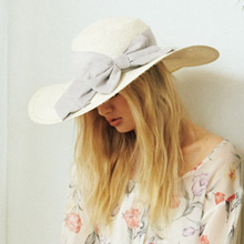 Tops　 8,400 yen＋TAX / Bare Top　 7,400 yen＋TAX / Short Pants　 9,400 yen＋TAX / Hat　 8,400 yen＋TAX / Bag　 19,000 yen＋TAX / Bracelet (each)　 2,200 yen＋TAX