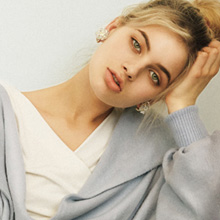 Coat　 22,000 yen＋TAX / Tops　 7,400 yen＋TAX / Pants　 10,400yen＋TAX / Earrings　 3,600 yen＋TAX / Shoes　 13,200 yen＋TAX