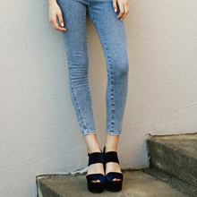 Tops　 5,600 yen＋TAX / Race Bustier　 4,600 yen＋TAX / Pants　 11,400 yen＋TAX / Knit Cap　 4,600 yen＋TAX / Shoes　13,200 yen＋TAX