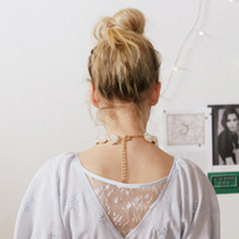 Rompers　 13,200 yen＋TAX / Bag　 10,400 yen＋TAX / Necklace　　9,400 yen＋TAX / Shoes　9,400 yen＋TAX