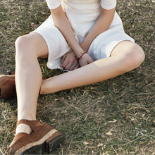 Dress　12,200 yen＋TAX / Bag　19,000 yen＋TAX / Bracelet　3,400 yen＋TAX / Shoes　12,200 yen＋TAX