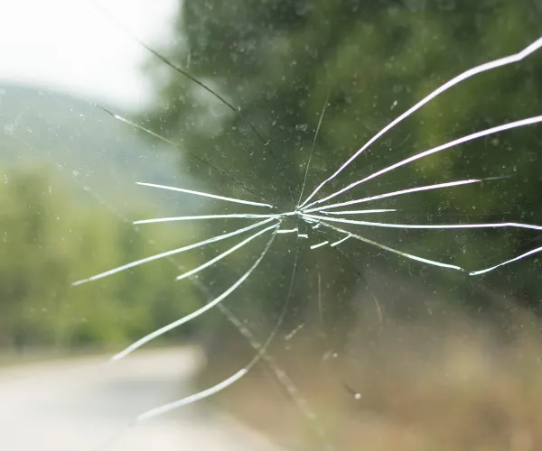 ヒビの入ったフロントガラス